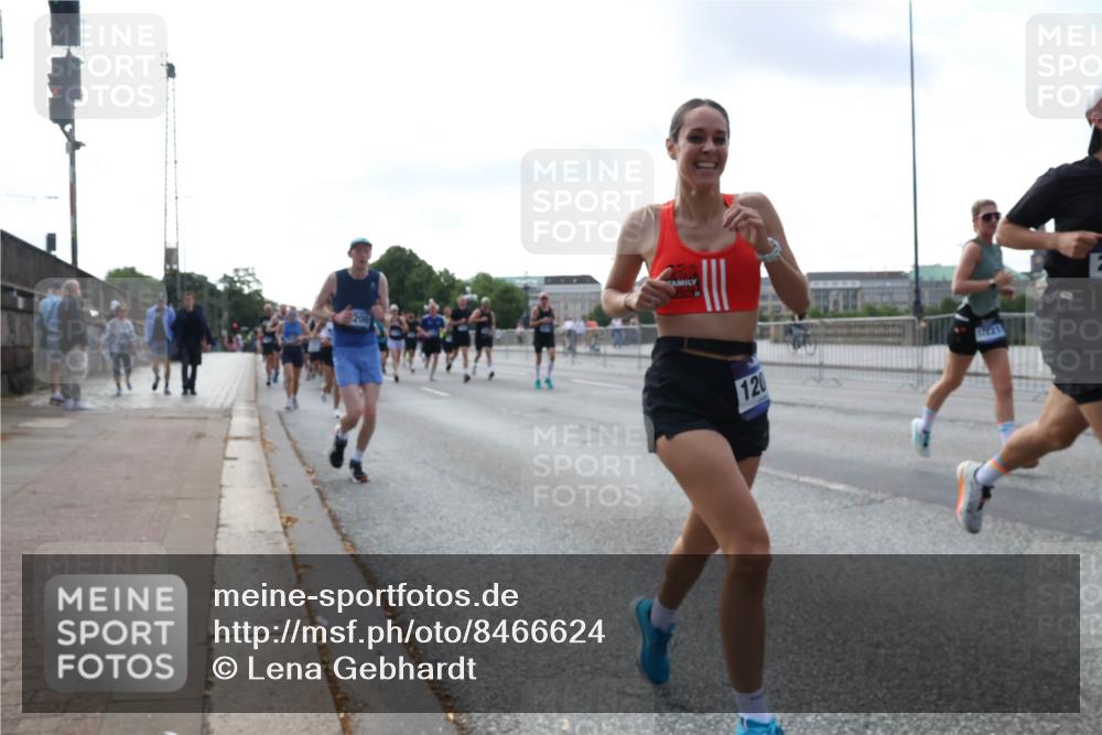 29.06.2025 - hella hamburg halbmarathon Lena Gebhardt http://msf.ph/oto/8466624 29.06.2025 09:55:15 Lombardsbrücke 120, 1200, 1683, 1696, 1706, 1884, 1976, 2207, 2222, 2274, 2287, 2367, 2411, 2592, 2596, 2816, 2955, 3208, 3209, 3258, 3435, 3747, 4093, 4121, 4189, 4832, 5102, 5399, 5638, 5705, 5708, 5915, 6027, 6158, 6290, 6389, 6532, 6662, 6836, 6923, 6938, 6978, 6991, 7052, 7312, 7335, 7659, 7908, 8117, 8371, 8437, 8487, 8657, 8693, 8889, 8981, 9031, 9093, 9159, 9476, 9661, 9710, 9869, 9931, 11333 meine-sportfotos.de