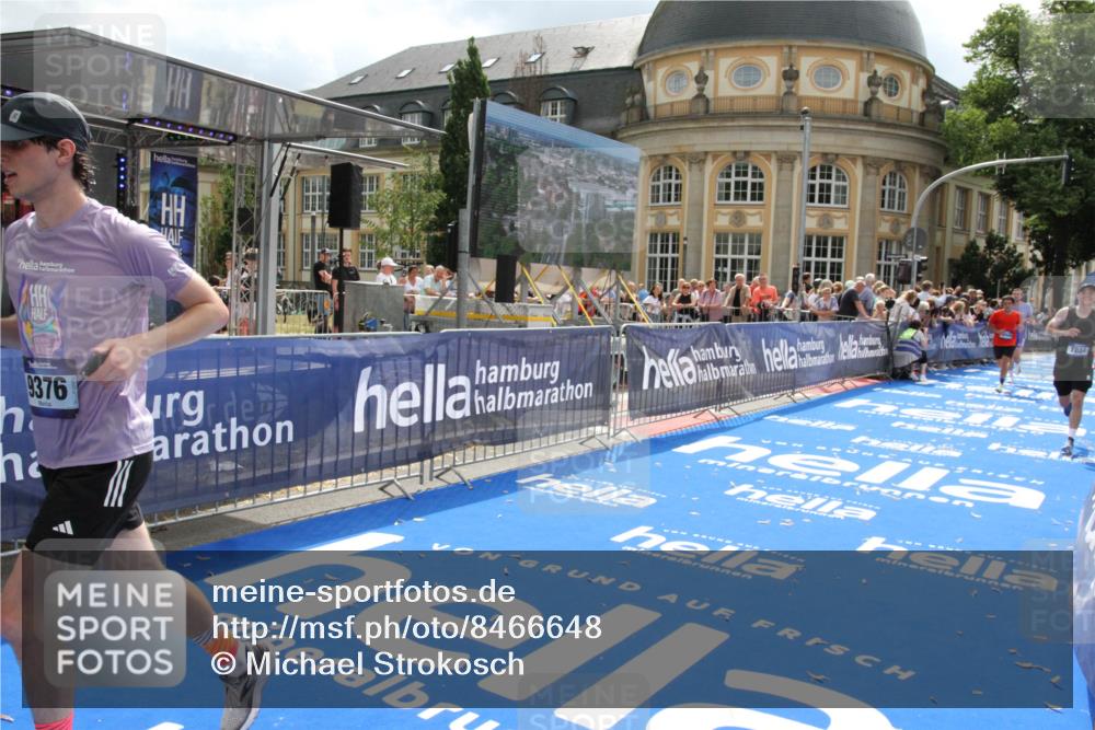 29.06.2025 - hella hamburg halbmarathon Michael Strokosch http://msf.ph/oto/8466648 29.06.2025 10:34:15 Ziel 1080, 3005, 7884, 7901, 9376, 11202, 17751, 18906 meine-sportfotos.de