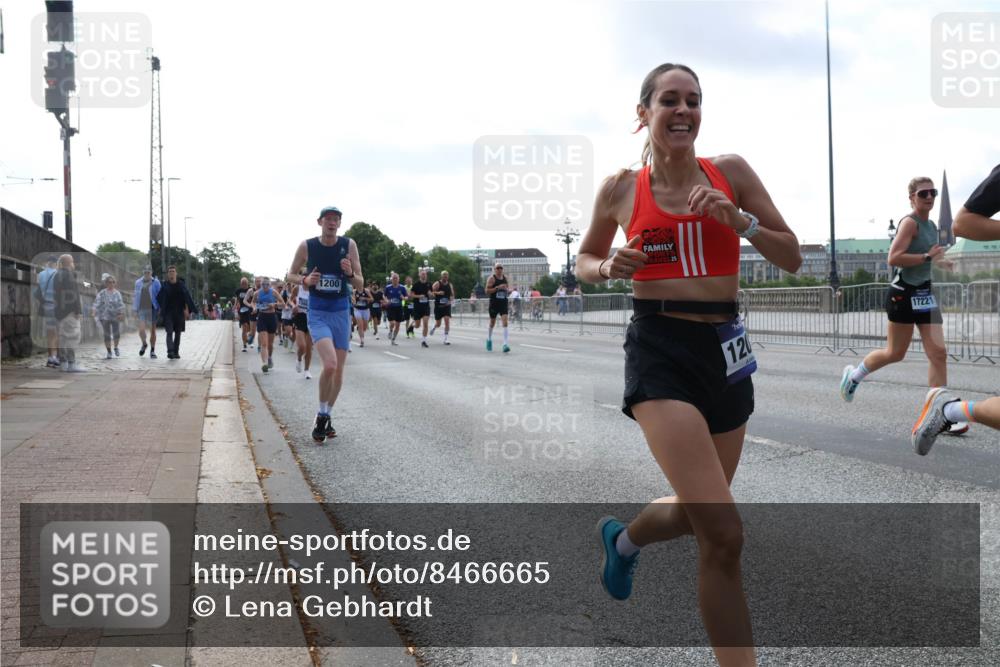 29.06.2025 - hella hamburg halbmarathon Lena Gebhardt http://msf.ph/oto/8466665 29.06.2025 09:55:15 Lombardsbrücke 1200, 25, 120, 17221, 1200, 1683, 1696, 1706, 1884, 1976, 2207, 2222, 2274, 2287, 2367, 2411, 2592, 2596, 2816, 2955, 3208, 3209, 3258, 3435, 3747, 4093, 4121, 4189, 4832, 5102, 5399, 5638, 5705, 5708, 5915, 6027, 6158, 6290, 6389, 6532, 6662, 6836, 6923, 6938, 6978, 6991, 7052, 7312, 7335, 7659, 7908, 8117, 8371, 8437, 8487, 8657, 8693, 8889, 8981, 9031, 9093, 9159, 9476, 9661, 9710, 9869, 9931, 11333 meine-sportfotos.de