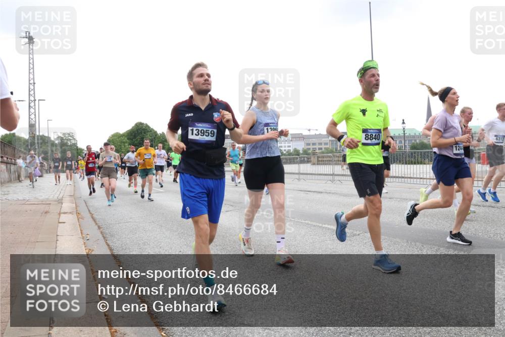 29.06.2025 - hella hamburg halbmarathon Lena Gebhardt http://msf.ph/oto/8466684 29.06.2025 10:32:33 Lombardsbrücke 11972, 13959, 1, 306, 8840, 1120, 1244, 6312, 1199, 1237, 1640, 1987, 2059, 2349, 2943, 3022, 3365, 3422, 3653, 3660, 3670, 3707, 3753, 3778, 3822, 4314, 4365, 4446, 4605, 4857, 4924, 5496, 5658, 5743, 5783, 5871, 5941, 6218, 6228, 6252, 6312, 6315, 7135, 7239, 7308, 7309, 7387, 7468, 7531, 7535, 7570, 7633, 7702, 7749, 7750, 8124, 8127, 8175, 8303, 8625, 8787, 8840, 8914, 8993, 9010, 9125, 9188, 9206, 10002, 10013, 10048, 10277 meine-sportfotos.de