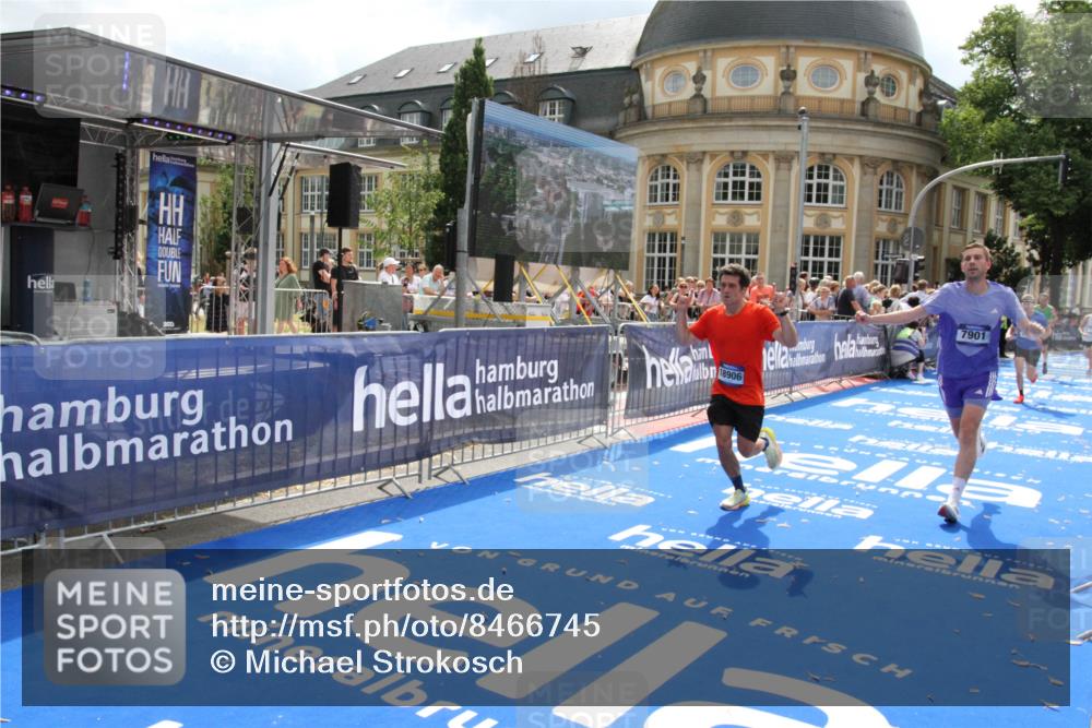 29.06.2025 - hella hamburg halbmarathon Michael Strokosch http://msf.ph/oto/8466745 29.06.2025 10:34:18 Ziel 1080, 3005, 7884, 7901, 14784, 18906 meine-sportfotos.de