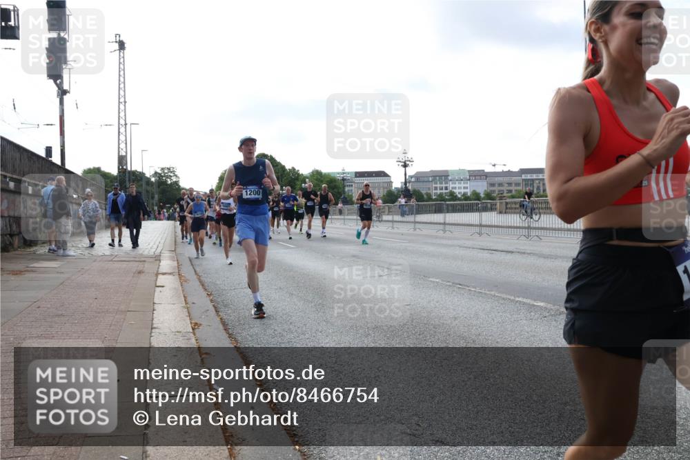 29.06.2025 - hella hamburg halbmarathon Lena Gebhardt http://msf.ph/oto/8466754 29.06.2025 09:55:15 Lombardsbrücke 1200, 1, 1200, 1683, 1696, 1706, 1884, 1976, 2207, 2222, 2274, 2287, 2367, 2411, 2592, 2596, 2816, 2955, 3208, 3209, 3258, 3435, 3747, 4093, 4121, 4189, 4832, 5102, 5399, 5638, 5705, 5708, 5915, 6027, 6158, 6290, 6389, 6532, 6662, 6836, 6923, 6938, 6978, 6991, 7052, 7312, 7335, 7659, 7908, 8117, 8371, 8437, 8487, 8657, 8693, 8889, 8981, 9031, 9093, 9159, 9476, 9661, 9710, 9869, 9931, 11333 meine-sportfotos.de