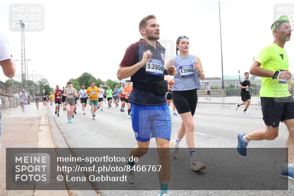 29.06.2025 - hella hamburg halbmarathon Lena Gebhardt http://msf.ph/oto/8466767 29.06.2025 10:32:33 Lombardsbrücke 11972, 9, 13959, 13960, 1199, 1237, 1640, 1987, 2059, 2349, 2943, 3022, 3365, 3422, 3653, 3660, 3670, 3707, 3753, 3778, 3822, 4314, 4365, 4446, 4605, 4857, 4924, 5496, 5658, 5743, 5783, 5871, 5941, 6218, 6228, 6252, 6312, 6315, 7135, 7239, 7308, 7309, 7387, 7468, 7531, 7535, 7570, 7633, 7702, 7749, 7750, 8124, 8127, 8175, 8303, 8625, 8787, 8840, 8914, 8993, 9010, 9125, 9188, 9206, 10002, 10013, 10048, 10277 meine-sportfotos.de