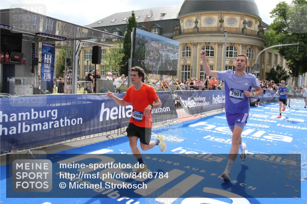 29.06.2025 - hella hamburg halbmarathon Michael Strokosch http://msf.ph/oto/8466784 29.06.2025 10:34:19 Ziel 1080, 3005, 7884, 7901, 14784, 18906 meine-sportfotos.de