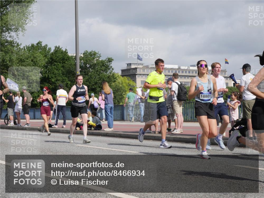 29.06.2025 - hella hamburg halbmarathon Luisa Fischer http://msf.ph/oto/8466934 29.06.2025 09:57:46 Kennedybrücke 1905, 18801, 1008, 5705, 17, 2274, 2592, 2596, 3208, 3209, 3258, 4832, 5399, 5705, 6723, 8117, 8437, 9093, 9159, 9476, 9720, 10122, 10868 meine-sportfotos.de