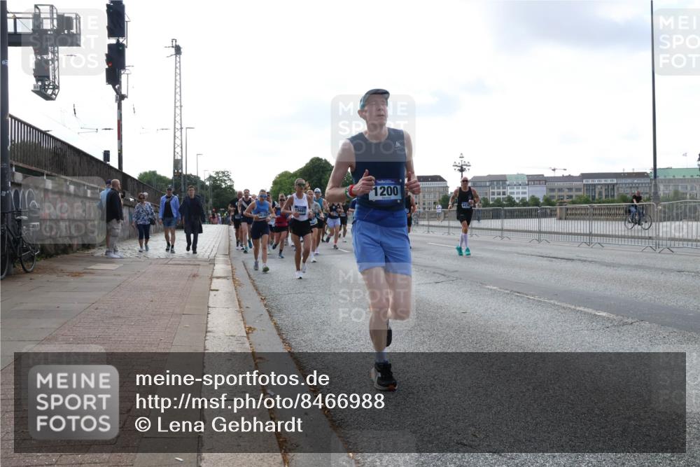 29.06.2025 - hella hamburg halbmarathon Lena Gebhardt http://msf.ph/oto/8466988 29.06.2025 09:55:16 Lombardsbrücke 15681, 1200, 1200, 1683, 1696, 1706, 1884, 1976, 2207, 2222, 2274, 2287, 2367, 2411, 2592, 2596, 2816, 3087, 3208, 3209, 3258, 3435, 3747, 4093, 4121, 4189, 4832, 4938, 5102, 5399, 5638, 5705, 5708, 5915, 6027, 6158, 6290, 6389, 6532, 6662, 6836, 6923, 6938, 6991, 7052, 7312, 7335, 7659, 7908, 8117, 8371, 8437, 8487, 8657, 8693, 8889, 8981, 9031, 9093, 9159, 9476, 9661, 9710, 9869, 9931, 11333 meine-sportfotos.de
