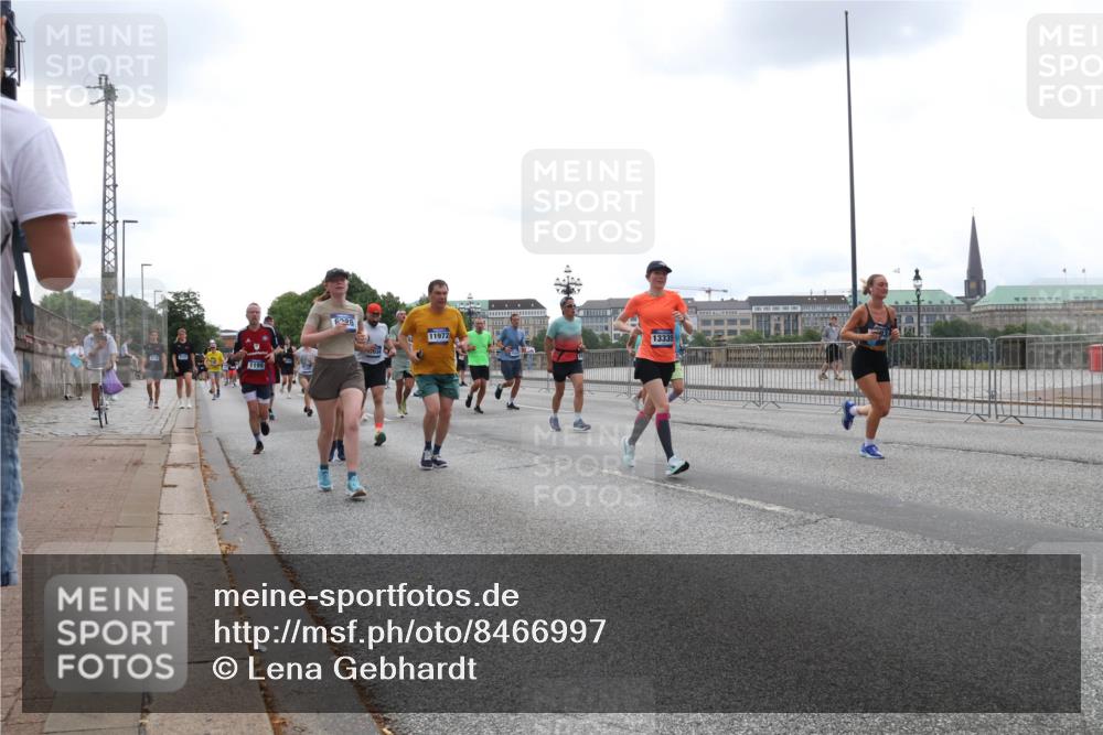 29.06.2025 - hella hamburg halbmarathon Lena Gebhardt http://msf.ph/oto/8466997 29.06.2025 10:32:35 Lombardsbrücke 1199, 6228, 11972, 13335, 1199, 1237, 1640, 1987, 2059, 2349, 2943, 3022, 3365, 3422, 3653, 3660, 3670, 3707, 3753, 3778, 3822, 4314, 4365, 4446, 4605, 4857, 4924, 5496, 5658, 5743, 5783, 5871, 5941, 6218, 6228, 6252, 6312, 6315, 7135, 7239, 7308, 7309, 7387, 7468, 7531, 7535, 7633, 7702, 7749, 7750, 8124, 8127, 8175, 8303, 8625, 8787, 8840, 8914, 8993, 9010, 9125, 9188, 9206, 10002, 10013, 10048, 10277 meine-sportfotos.de