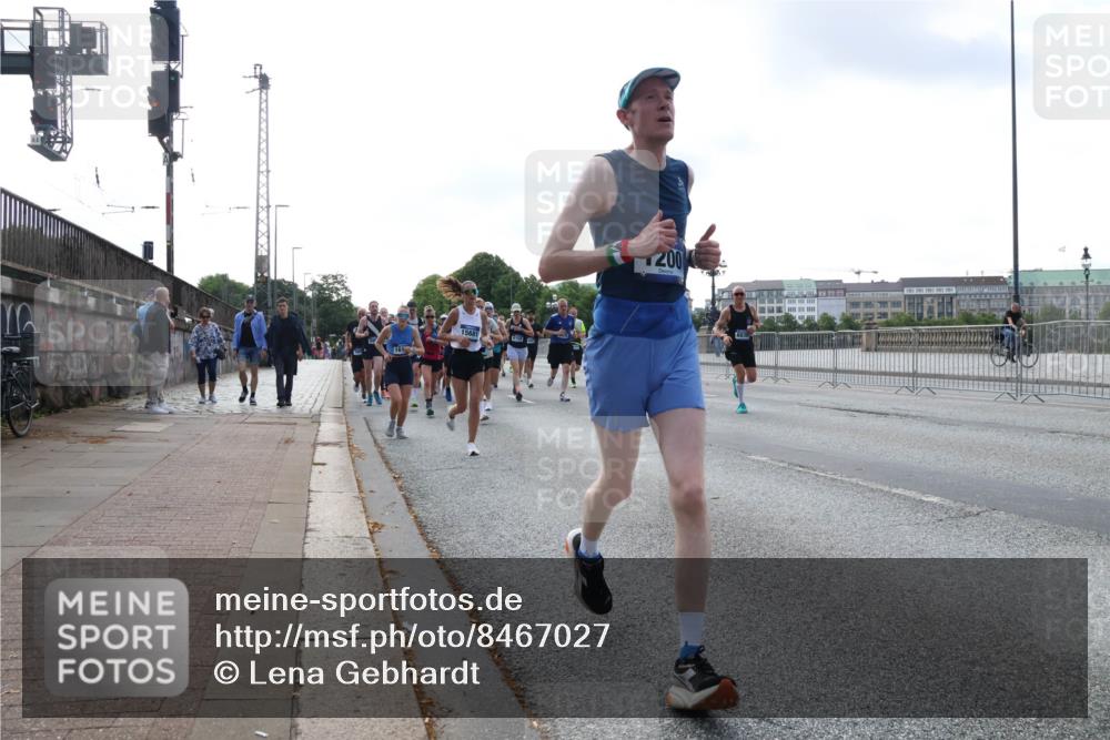 29.06.2025 - hella hamburg halbmarathon Lena Gebhardt http://msf.ph/oto/8467027 29.06.2025 09:55:16 Lombardsbrücke 161, 15681, 200, 1200, 1683, 1696, 1706, 1884, 1976, 2207, 2222, 2274, 2287, 2367, 2411, 2592, 2596, 2816, 3087, 3208, 3209, 3258, 3435, 3747, 4093, 4121, 4189, 4832, 4938, 5102, 5399, 5638, 5705, 5708, 5915, 6027, 6158, 6290, 6389, 6532, 6662, 6836, 6923, 6938, 6991, 7052, 7312, 7335, 7659, 7908, 8117, 8371, 8437, 8487, 8657, 8693, 8889, 8981, 9031, 9093, 9159, 9476, 9661, 9710, 9869, 9931, 11333 meine-sportfotos.de