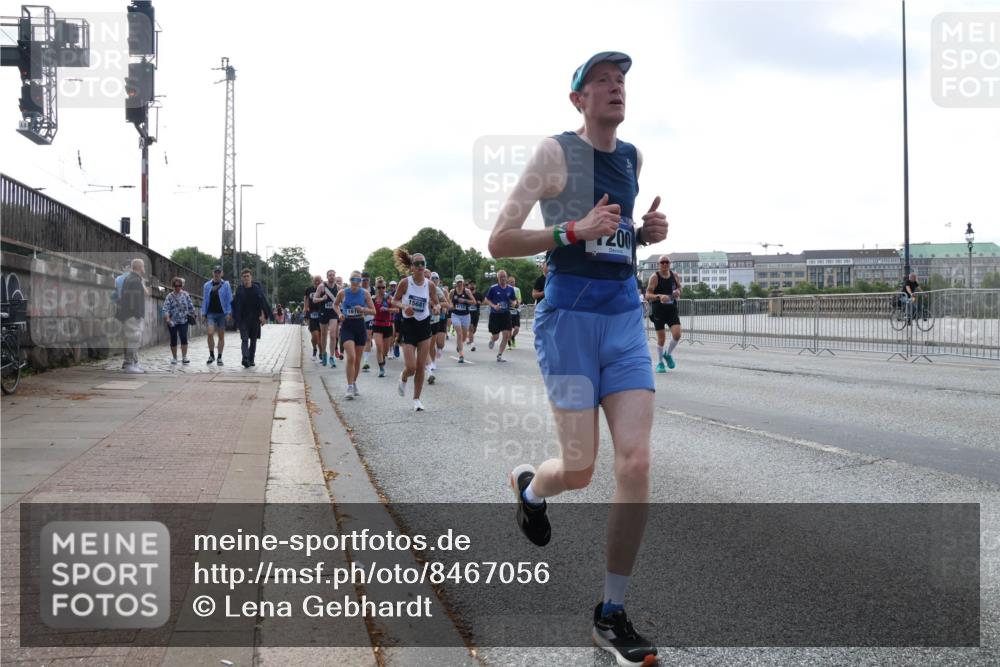 29.06.2025 - hella hamburg halbmarathon Lena Gebhardt http://msf.ph/oto/8467056 29.06.2025 09:55:16 Lombardsbrücke 161, 15681, 200, 1200, 1683, 1696, 1706, 1884, 1976, 2207, 2222, 2274, 2287, 2367, 2411, 2592, 2596, 2816, 3087, 3208, 3209, 3258, 3435, 3747, 4093, 4121, 4189, 4832, 4938, 5102, 5399, 5638, 5705, 5708, 5915, 6027, 6158, 6290, 6389, 6532, 6662, 6836, 6923, 6938, 6991, 7052, 7312, 7335, 7659, 7908, 8117, 8371, 8437, 8487, 8657, 8693, 8889, 8981, 9031, 9093, 9159, 9476, 9661, 9710, 9869, 9931, 11333 meine-sportfotos.de