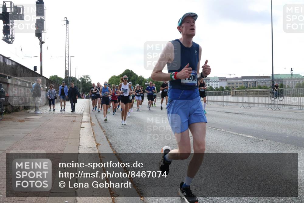 29.06.2025 - hella hamburg halbmarathon Lena Gebhardt http://msf.ph/oto/8467074 29.06.2025 09:55:16 Lombardsbrücke 15681, 200, 1200, 1683, 1696, 1706, 1884, 1976, 2207, 2222, 2274, 2287, 2367, 2411, 2592, 2596, 2816, 3087, 3208, 3209, 3258, 3435, 3747, 4093, 4121, 4189, 4832, 4938, 5102, 5399, 5638, 5705, 5708, 5915, 6027, 6158, 6290, 6389, 6532, 6662, 6836, 6923, 6938, 6991, 7052, 7312, 7335, 7659, 7908, 8117, 8371, 8437, 8487, 8657, 8693, 8889, 8981, 9031, 9093, 9159, 9476, 9661, 9710, 9869, 9931, 11333 meine-sportfotos.de