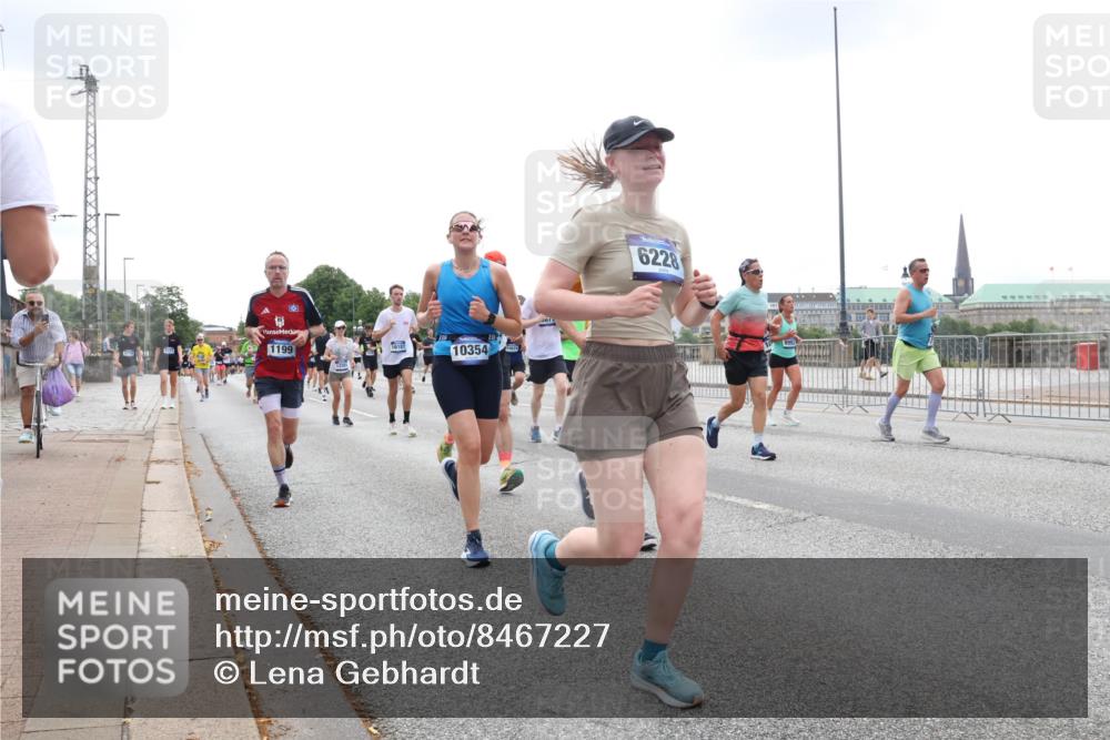 29.06.2025 - hella hamburg halbmarathon Lena Gebhardt http://msf.ph/oto/8467227 29.06.2025 10:32:36 Lombardsbrücke 1199, 16187, 10354, 6228, 1199, 1237, 1640, 1987, 2059, 2276, 2349, 2943, 3022, 3365, 3422, 3653, 3660, 3670, 3707, 3753, 3778, 3822, 4314, 4365, 4446, 4605, 4857, 4924, 5496, 5658, 5743, 5783, 5871, 5941, 6040, 6218, 6228, 6252, 6312, 6315, 7239, 7308, 7309, 7387, 7468, 7531, 7535, 7633, 7702, 7749, 7750, 8124, 8127, 8175, 8303, 8625, 8787, 8839, 8840, 8914, 8993, 9010, 9034, 9125, 9188, 9206, 10002, 10013, 10048, 10277 meine-sportfotos.de