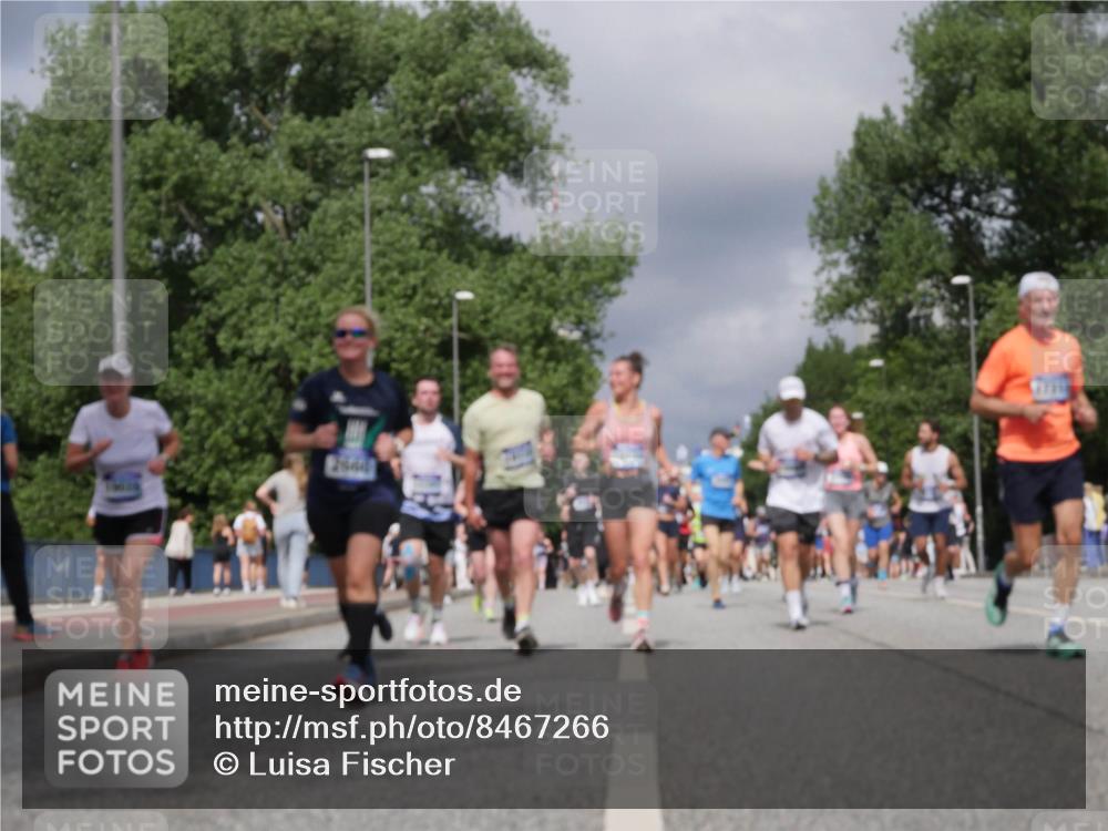 29.06.2025 - hella hamburg halbmarathon Luisa Fischer http://msf.ph/oto/8467266 29.06.2025 10:42:24 Kennedybrücke 2840, 1451, 1883, 2092, 2524, 2534, 2660, 4028, 4410, 4603, 5735, 6112, 7341, 7350, 7815, 10604, 10696 meine-sportfotos.de