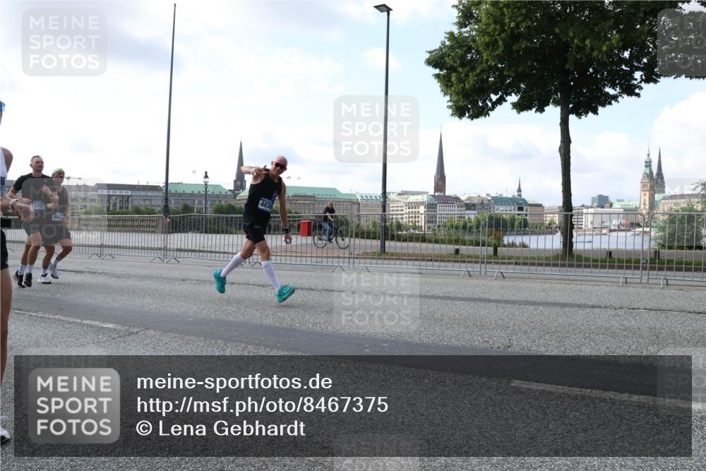 29.06.2025 - hella hamburg halbmarathon Lena Gebhardt http://msf.ph/oto/8467375 29.06.2025 09:55:18 Lombardsbrücke 10423, 6662, 6836, 1120, 1151, 1200, 1683, 1696, 1706, 1884, 1976, 2207, 2274, 2287, 2367, 2411, 2592, 2596, 2816, 3087, 3208, 3209, 3258, 3435, 3747, 3985, 4093, 4121, 4189, 4832, 4938, 5102, 5399, 5459, 5638, 5705, 5708, 5915, 6027, 6054, 6158, 6290, 6389, 6532, 6662, 6836, 6923, 6938, 6991, 7052, 7312, 7335, 7659, 7908, 8371, 8437, 8487, 8693, 8889, 8981, 9031, 9093, 9159, 9476, 9661, 9710, 9869, 9931, 11333 meine-sportfotos.de