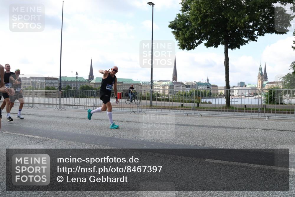 29.06.2025 - hella hamburg halbmarathon Lena Gebhardt http://msf.ph/oto/8467397 29.06.2025 09:55:18 Lombardsbrücke 10423, 6667, 6836, 1120, 1151, 1200, 1683, 1696, 1706, 1884, 1976, 2207, 2274, 2287, 2367, 2411, 2592, 2596, 2816, 3087, 3208, 3209, 3258, 3435, 3747, 3985, 4093, 4121, 4189, 4832, 4938, 5102, 5399, 5459, 5638, 5705, 5708, 5915, 6027, 6054, 6158, 6290, 6389, 6532, 6662, 6836, 6923, 6938, 6991, 7052, 7312, 7335, 7659, 7908, 8371, 8437, 8487, 8693, 8889, 8981, 9031, 9093, 9159, 9476, 9661, 9710, 9869, 9931, 11333 meine-sportfotos.de
