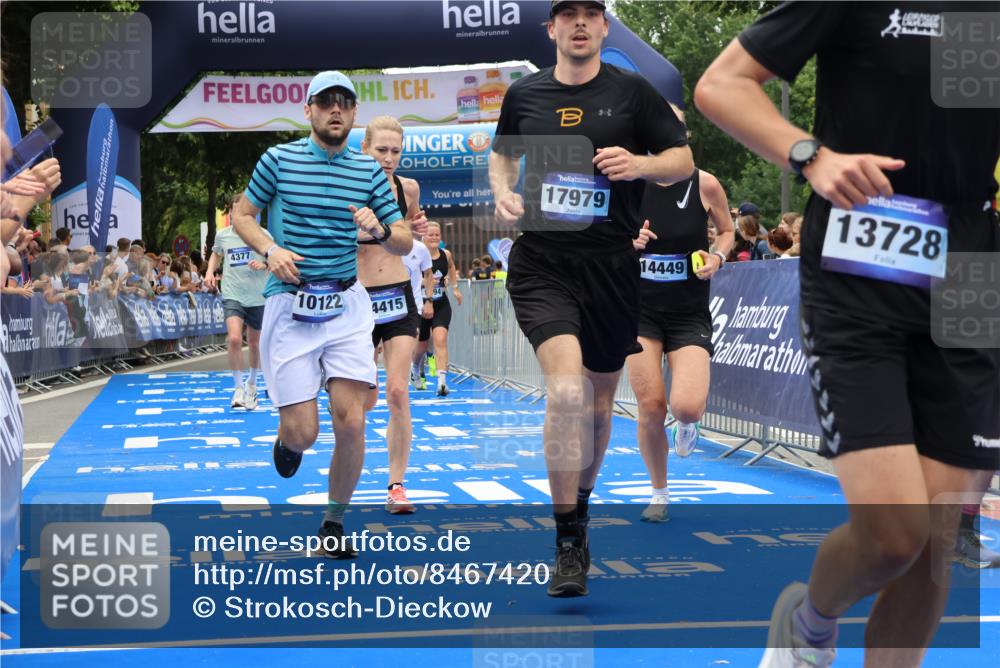 29.06.2025 - hella hamburg halbmarathon Strokosch-Dieckow http://msf.ph/oto/8467420 29.06.2025 10:46:59 Ziel 1139, 1460, 1689, 4091, 4377, 5472, 6700, 9794, 10122, 12579, 13728, 14385, 14415, 14449, 14594, 14783, 15825, 16081, 17979 meine-sportfotos.de