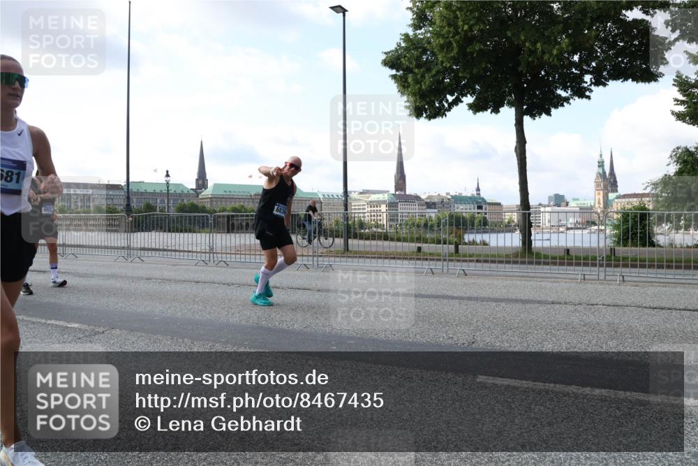 29.06.2025 - hella hamburg halbmarathon Lena Gebhardt http://msf.ph/oto/8467435 29.06.2025 09:55:18 Lombardsbrücke 681, 666, 6836, 1120, 1151, 1200, 1683, 1696, 1706, 1884, 1976, 2207, 2274, 2287, 2367, 2411, 2592, 2596, 2816, 3087, 3208, 3209, 3258, 3435, 3747, 3985, 4093, 4121, 4189, 4832, 4938, 5102, 5399, 5459, 5638, 5705, 5708, 5915, 6027, 6054, 6158, 6290, 6389, 6532, 6662, 6836, 6923, 6938, 6991, 7052, 7312, 7335, 7659, 7908, 8371, 8437, 8487, 8693, 8889, 8981, 9031, 9093, 9159, 9476, 9661, 9710, 9869, 9931, 11333 meine-sportfotos.de