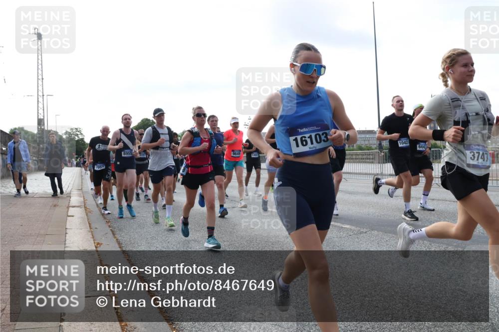 29.06.2025 - hella hamburg halbmarathon Lena Gebhardt http://msf.ph/oto/8467649 29.06.2025 09:55:19 Lombardsbrücke 705, 8955, 16103, 9649, 14687, 1042, 666, 3747, 1120, 1151, 1200, 1683, 1696, 1706, 1884, 1976, 2207, 2274, 2287, 2367, 2411, 2592, 2596, 2706, 2816, 3087, 3208, 3209, 3213, 3258, 3435, 3747, 3985, 4093, 4121, 4189, 4832, 4847, 4890, 4938, 5102, 5399, 5459, 5638, 5705, 5708, 5915, 6027, 6054, 6158, 6290, 6389, 6421, 6532, 6662, 6836, 6923, 6938, 6991, 7052, 7312, 7335, 7659, 7908, 8371, 8437, 8487, 8693, 8889, 8981, 9031, 9093, 9159, 9476, 9661, 9710, 9869, 9931, 11333 meine-sportfotos.de