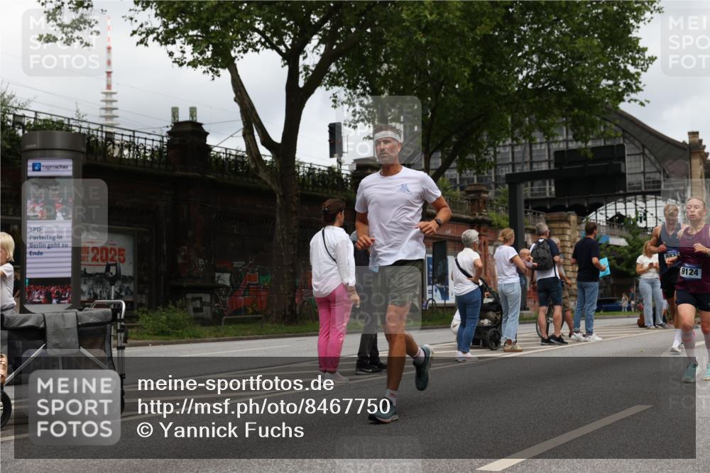 29.06.2025 - hella hamburg halbmarathon Yannick Fuchs http://msf.ph/oto/8467750 29.06.2025 10:57:25 20KM 1184, 1316, 1722, 1724, 1940, 1992, 2424, 3360, 4370, 4665, 5305, 5511, 5734, 6631, 7243, 7333, 8469, 8478, 8822, 9124, 9439, 9681, 9899, 10128, 10766, 10866, 11402, 11527, 12316, 12513, 13528, 13551, 14313, 15137, 15516, 15550, 16371, 16426, 16478, 16639, 16872, 17071, 17757, 17890, 17894, 18028, 18122, 18355, 18359, 18452 meine-sportfotos.de
