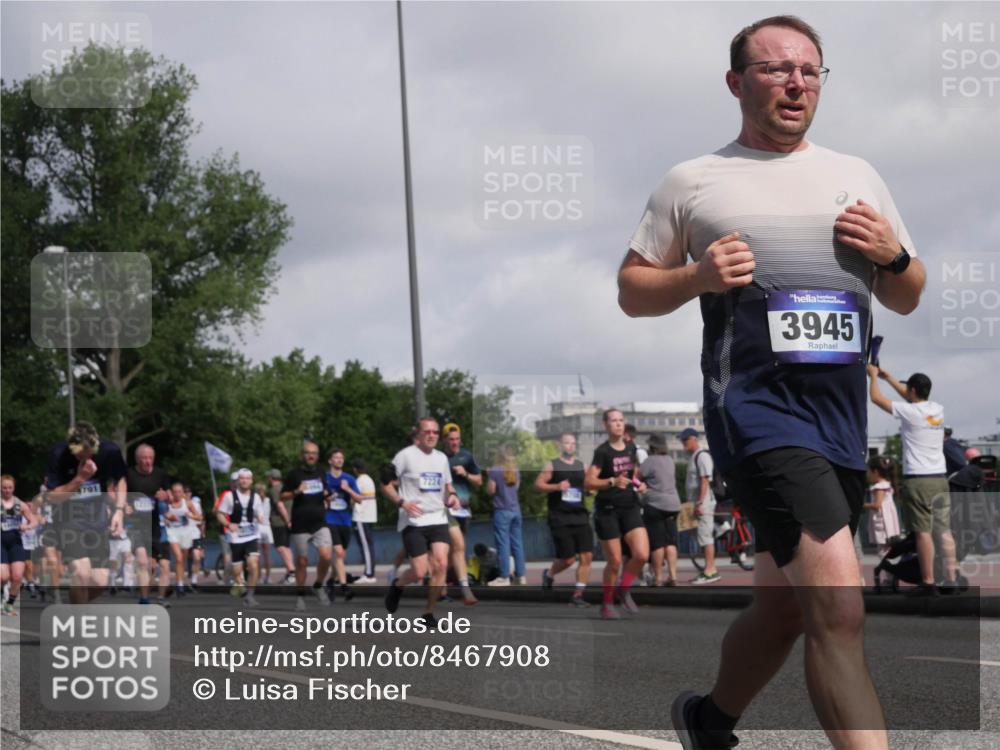 29.06.2025 - hella hamburg halbmarathon Luisa Fischer http://msf.ph/oto/8467908 29.06.2025 09:58:39 Kennedybrücke 791, 3945, 1143, 1216, 1507, 2260, 2884, 3060, 3399, 3945, 4127, 4346, 4938, 5116, 5708, 6134, 6481, 6994, 7100, 7224, 8390, 8668, 8821, 9074, 9551, 10596, 10603, 10811 meine-sportfotos.de