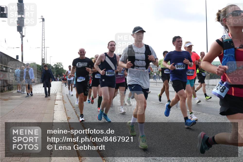29.06.2025 - hella hamburg halbmarathon Lena Gebhardt http://msf.ph/oto/8467921 29.06.2025 09:55:20 Lombardsbrücke 7052, 18324, 8955, 1683, 14686, 9959, 9649, 1005, 1120, 1151, 1200, 1683, 1696, 1706, 1884, 1976, 2207, 2274, 2287, 2411, 2592, 2596, 2706, 2816, 3087, 3208, 3209, 3213, 3258, 3435, 3747, 3985, 4088, 4093, 4121, 4189, 4832, 4847, 4890, 4938, 5102, 5399, 5459, 5638, 5705, 5708, 5915, 6027, 6054, 6158, 6290, 6389, 6421, 6532, 6662, 6836, 6923, 6938, 6991, 7052, 7312, 7335, 7659, 7908, 8371, 8437, 8487, 8693, 8889, 9031, 9093, 9159, 9476, 9661, 9869, 9931, 11333 meine-sportfotos.de