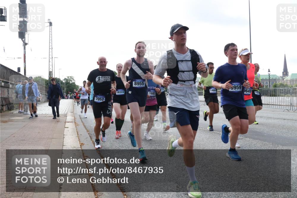 29.06.2025 - hella hamburg halbmarathon Lena Gebhardt http://msf.ph/oto/8467935 29.06.2025 09:55:20 Lombardsbrücke 7052, 8955, 11, 18324, 1683, 14686, 9959, 9649, 10, 1120, 1151, 1200, 1683, 1696, 1706, 1884, 1976, 2207, 2274, 2287, 2411, 2592, 2596, 2706, 2816, 3087, 3208, 3209, 3213, 3258, 3435, 3747, 3985, 4088, 4093, 4121, 4189, 4832, 4847, 4890, 4938, 5102, 5399, 5459, 5638, 5705, 5708, 5915, 6027, 6054, 6158, 6290, 6389, 6421, 6532, 6662, 6836, 6923, 6938, 6991, 7052, 7312, 7335, 7659, 7908, 8371, 8437, 8487, 8693, 8889, 9031, 9093, 9159, 9476, 9661, 9869, 9931, 11333 meine-sportfotos.de