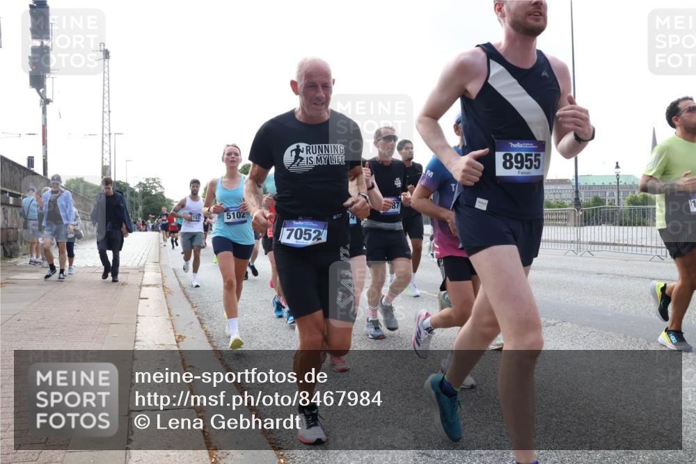 29.06.2025 - hella hamburg halbmarathon Lena Gebhardt http://msf.ph/oto/8467984 29.06.2025 09:55:21 Lombardsbrücke 8955, 153, 5102, 7052, 1120, 1151, 1200, 1683, 1696, 1706, 1884, 1976, 2207, 2274, 2287, 2411, 2592, 2596, 2706, 2708, 2718, 2816, 3087, 3208, 3209, 3213, 3258, 3435, 3747, 3985, 4088, 4093, 4121, 4189, 4832, 4847, 4890, 4938, 5102, 5399, 5421, 5459, 5638, 5705, 5708, 5915, 6027, 6054, 6158, 6290, 6389, 6421, 6532, 6662, 6836, 6923, 6938, 6991, 7052, 7312, 7659, 7908, 8371, 8437, 8487, 8693, 8889, 9031, 9093, 9159, 9476, 9661, 9869, 9931, 11333 meine-sportfotos.de