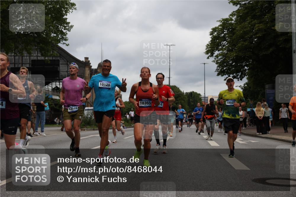 29.06.2025 - hella hamburg halbmarathon Yannick Fuchs http://msf.ph/oto/8468044 29.06.2025 10:57:26 20KM 1184, 1316, 1722, 1724, 1940, 1992, 2424, 3360, 4370, 4665, 5305, 5511, 5734, 6631, 7243, 7333, 8469, 8478, 8822, 9124, 9439, 9681, 9899, 10128, 10766, 10866, 11402, 11527, 11771, 12315, 12316, 12513, 13528, 13551, 14313, 15137, 15516, 15550, 16371, 16426, 16478, 16639, 16872, 17071, 17757, 17890, 17894, 18028, 18122, 18355, 18452 meine-sportfotos.de