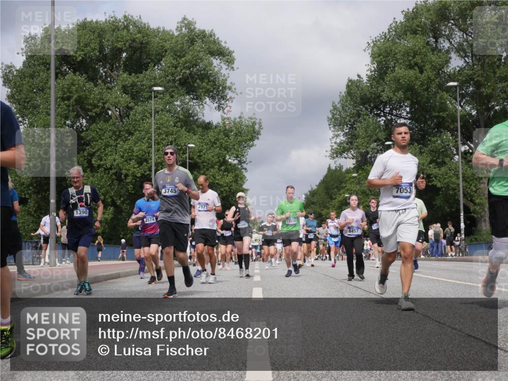 29.06.2025 - hella hamburg halbmarathon Luisa Fischer http://msf.ph/oto/8468201 29.06.2025 10:42:47 Kennedybrücke 1390, 2574, 3745, 257, 3461, 13519, 8457, 6321, 7053, 1232, 2893, 3353, 4855, 6321, 7053, 7125, 7501, 8243, 8367, 8457, 9708, 10001, 10516 meine-sportfotos.de