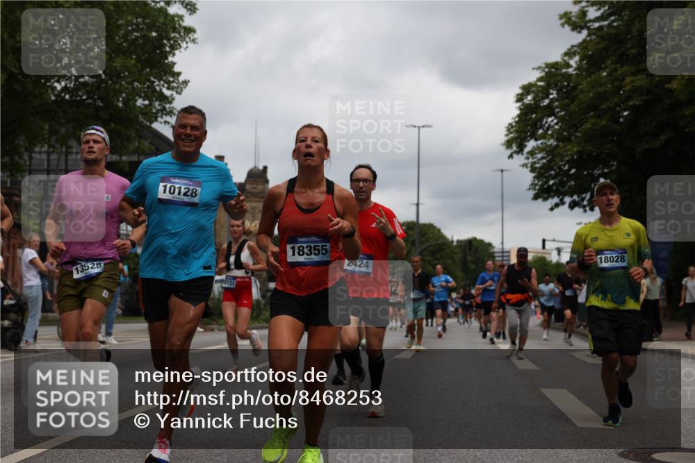 29.06.2025 - hella hamburg halbmarathon Yannick Fuchs http://msf.ph/oto/8468253 29.06.2025 10:57:27 20KM 1184, 1316, 1722, 1724, 1940, 1992, 2424, 3360, 4370, 4665, 5305, 5511, 5734, 6631, 7243, 7333, 8469, 8478, 8822, 9124, 9439, 9681, 9899, 10128, 10705, 10766, 10866, 11402, 11527, 11657, 11771, 12315, 12316, 12513, 13171, 13528, 13551, 14313, 15137, 15516, 15550, 16371, 16426, 16478, 16639, 16872, 17071, 17757, 17890, 17894, 18028, 18122, 18355, 18452 meine-sportfotos.de
