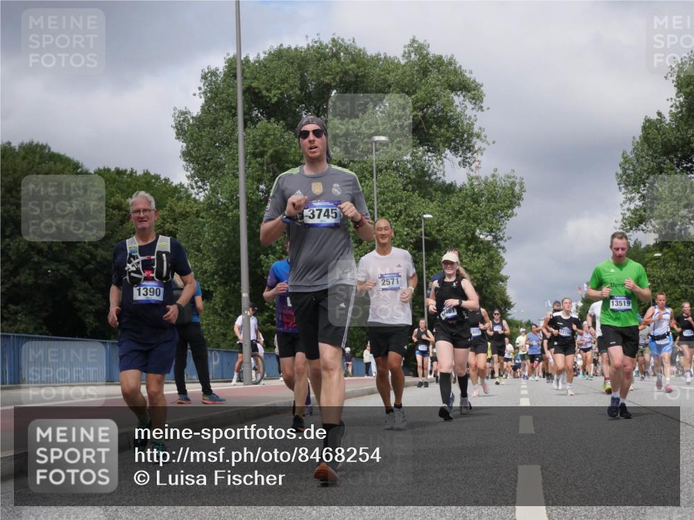 29.06.2025 - hella hamburg halbmarathon Luisa Fischer http://msf.ph/oto/8468254 29.06.2025 10:42:49 Kennedybrücke 1390, 3745, 2571, 12150, 13519, 104, 1232, 3353, 4855, 6321, 7053, 7125, 7501, 8457, 9708, 10001, 10516 meine-sportfotos.de