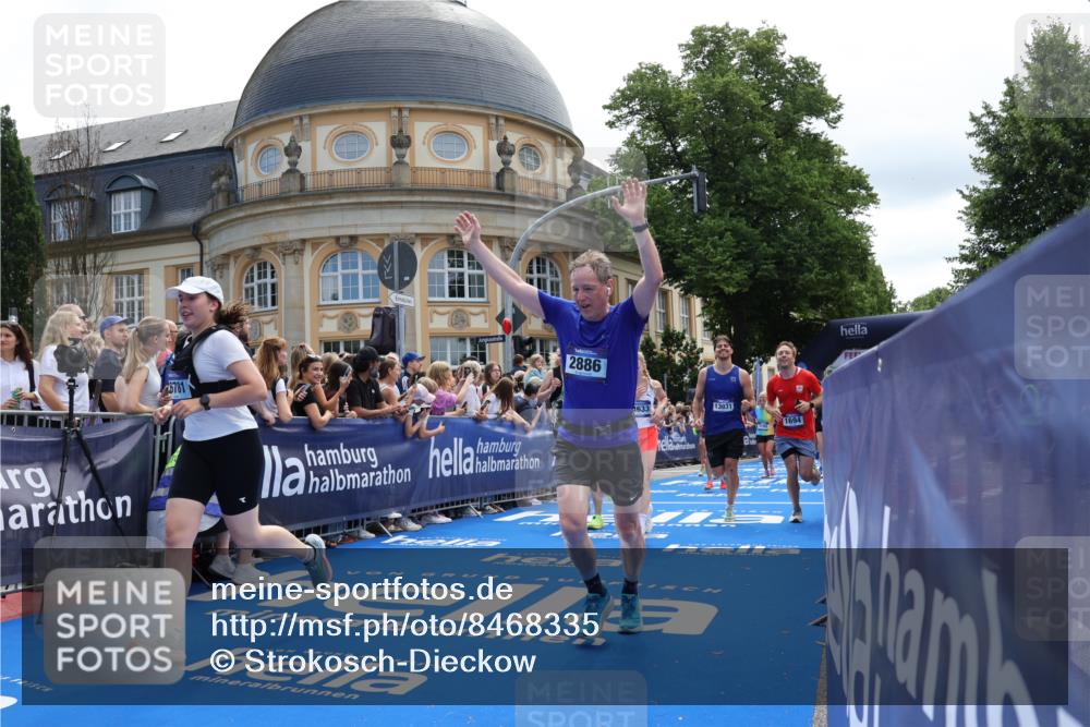 29.06.2025 - hella hamburg halbmarathon Strokosch-Dieckow http://msf.ph/oto/8468335 29.06.2025 11:24:37 Ziel 1694, 2097, 2886, 2993, 3458, 5100, 6248, 6556, 7114, 7115, 7188, 7190, 7248, 7891, 9567, 9635, 10989, 12628, 13014, 13031, 14633, 15505, 16154, 16631, 16781 meine-sportfotos.de