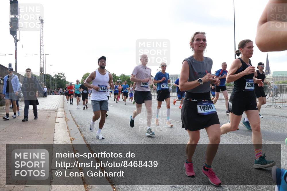 29.06.2025 - hella hamburg halbmarathon Lena Gebhardt http://msf.ph/oto/8468439 29.06.2025 09:55:22 Lombardsbrücke 3153, 1218, 10184, 12171, 1696, 2201, 1120, 1151, 1200, 1683, 1696, 1706, 1884, 1976, 2207, 2274, 2287, 2411, 2592, 2706, 2708, 2718, 2816, 3087, 3208, 3209, 3213, 3258, 3435, 3747, 3985, 4088, 4093, 4121, 4189, 4847, 4890, 4938, 5102, 5399, 5421, 5459, 5638, 5705, 5708, 5915, 6027, 6054, 6158, 6290, 6389, 6421, 6532, 6662, 6691, 6836, 6923, 6938, 6991, 7052, 7312, 7659, 8371, 8437, 8487, 8693, 8889, 9031, 9093, 9159, 9476, 9661, 9869, 9931, 11333 meine-sportfotos.de