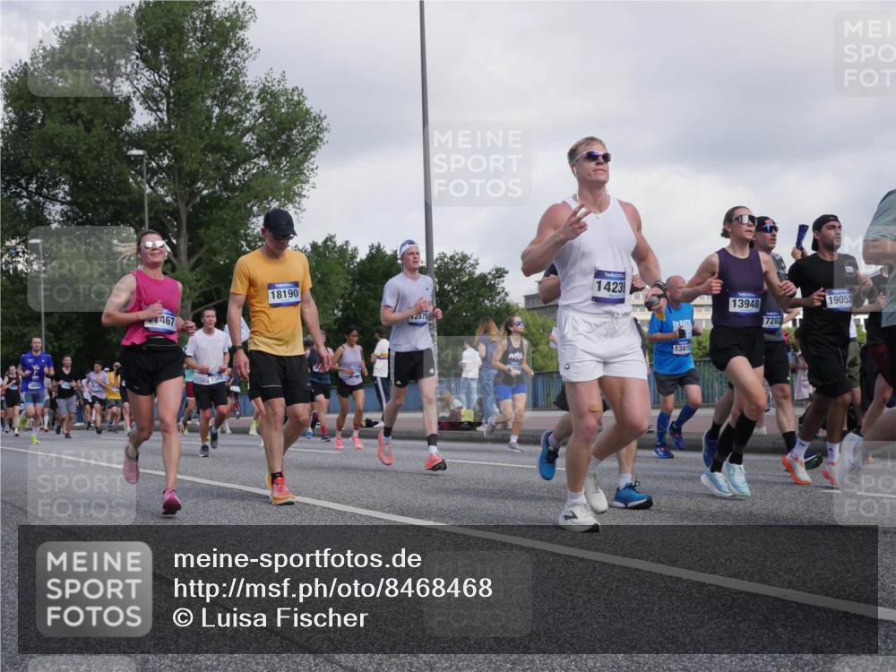 29.06.2025 - hella hamburg halbmarathon Luisa Fischer http://msf.ph/oto/8468468 29.06.2025 09:58:55 Kennedybrücke 467, 18190, 12875, 14239, 13812, 13948, 7282, 19053, 1061, 1120, 1452, 1592, 1976, 2504, 2953, 5607, 7943, 8989, 10408 meine-sportfotos.de