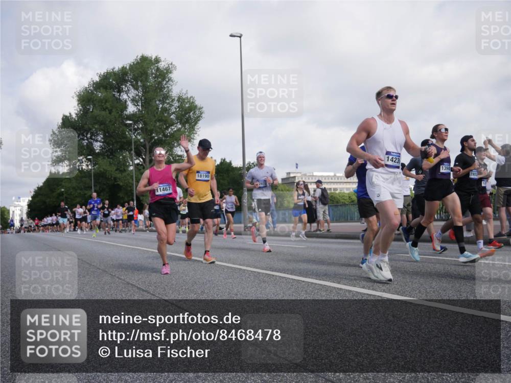29.06.2025 - hella hamburg halbmarathon Luisa Fischer http://msf.ph/oto/8468478 29.06.2025 09:58:55 Kennedybrücke 11467, 18190, 1423, 13948, 1905, 1061, 1120, 1452, 1592, 1976, 2504, 2953, 5607, 7943, 8989, 10408 meine-sportfotos.de