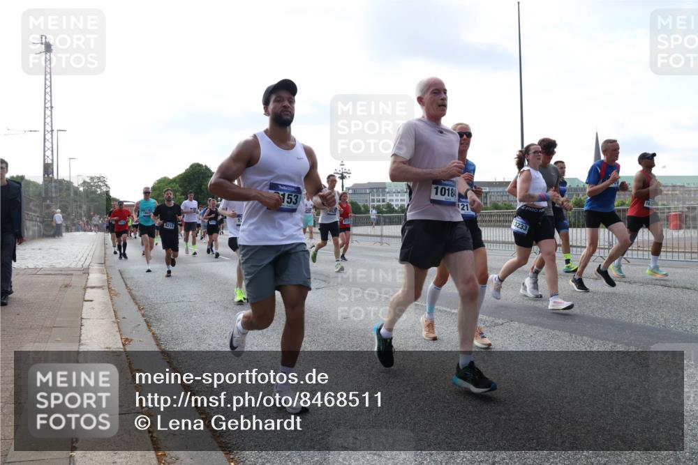 29.06.2025 - hella hamburg halbmarathon Lena Gebhardt http://msf.ph/oto/8468511 29.06.2025 09:55:23 Lombardsbrücke 8218, 153, 10184, 21, 13233, 1120, 1151, 1200, 1683, 1696, 1706, 1884, 1976, 2207, 2274, 2287, 2411, 2706, 2708, 2718, 2816, 3087, 3213, 3258, 3435, 3747, 3985, 4088, 4093, 4121, 4189, 4847, 4890, 4938, 5102, 5399, 5421, 5459, 5638, 5705, 5708, 5915, 6009, 6027, 6054, 6158, 6389, 6421, 6532, 6662, 6691, 6836, 6923, 6938, 6991, 7052, 7312, 7659, 8371, 8437, 8487, 8693, 8889, 9031, 9093, 9159, 9476, 9661, 9869, 9931, 11333 meine-sportfotos.de