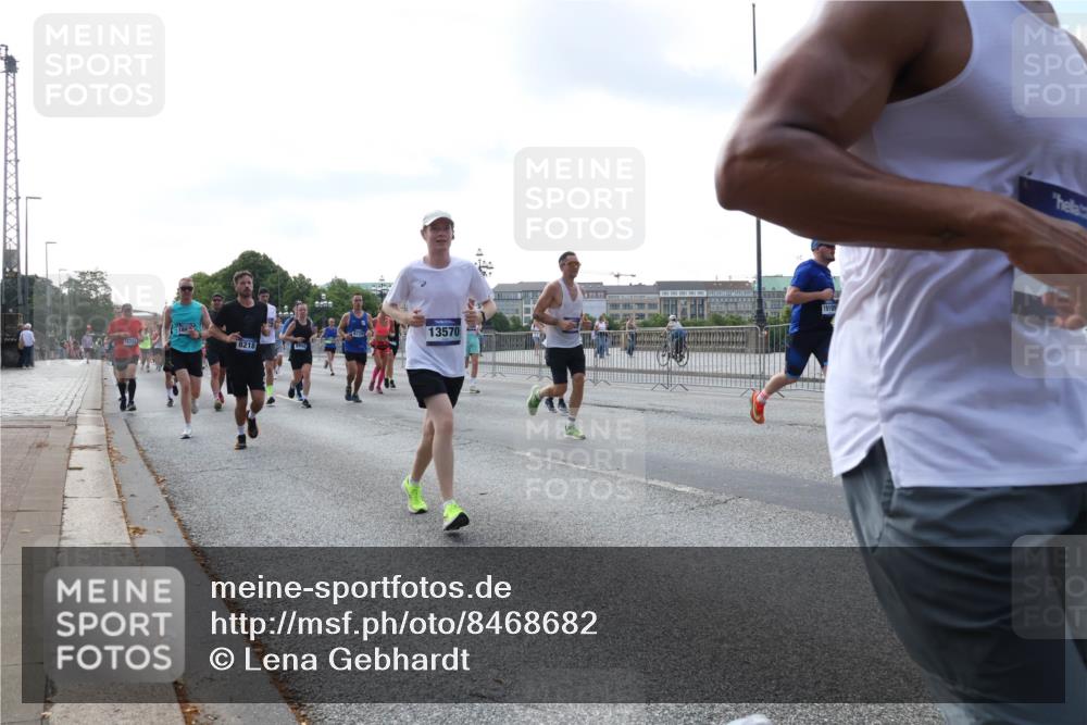 29.06.2025 - hella hamburg halbmarathon Lena Gebhardt http://msf.ph/oto/8468682 29.06.2025 09:55:24 Lombardsbrücke 13570, 15733, 8218, 19109, 1120, 1151, 1200, 1683, 1696, 1706, 1884, 1976, 2207, 2274, 2284, 2287, 2411, 2706, 2708, 2718, 2816, 3087, 3213, 3258, 3399, 3435, 3747, 3985, 4088, 4093, 4121, 4189, 4847, 4890, 4938, 5102, 5399, 5421, 5459, 5638, 5705, 5708, 5915, 6009, 6027, 6054, 6158, 6389, 6421, 6532, 6662, 6691, 6836, 6923, 6938, 6991, 7052, 7312, 7659, 8371, 8437, 8487, 8693, 8889, 9031, 9093, 9159, 9476, 9869, 9931, 11333 meine-sportfotos.de