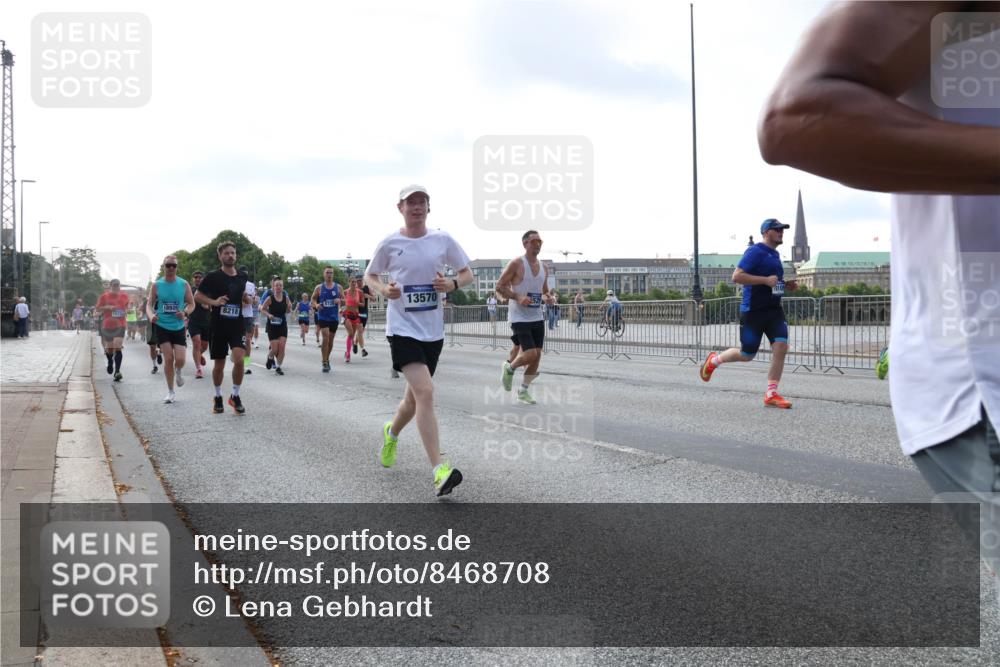 29.06.2025 - hella hamburg halbmarathon Lena Gebhardt http://msf.ph/oto/8468708 29.06.2025 09:55:24 Lombardsbrücke 13570, 1120, 1151, 1200, 1683, 1696, 1706, 1884, 1976, 2207, 2274, 2284, 2287, 2411, 2706, 2708, 2718, 2816, 3087, 3213, 3258, 3399, 3435, 3747, 3985, 4088, 4093, 4121, 4189, 4847, 4890, 4938, 5102, 5399, 5421, 5459, 5638, 5705, 5708, 5915, 6009, 6027, 6054, 6158, 6389, 6421, 6532, 6662, 6691, 6836, 6923, 6938, 6991, 7052, 7312, 7659, 8371, 8437, 8487, 8693, 8889, 9031, 9093, 9159, 9476, 9869, 9931, 11333 meine-sportfotos.de