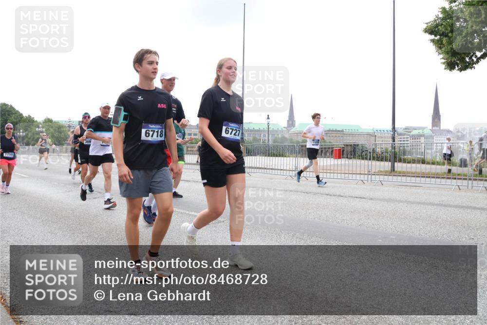 29.06.2025 - hella hamburg halbmarathon Lena Gebhardt http://msf.ph/oto/8468728 29.06.2025 10:32:47 Lombardsbrücke 7750, 6718, 1892, 6727, 1078, 1199, 1237, 1640, 1732, 2059, 2276, 2959, 3365, 3391, 3422, 3653, 3660, 3670, 3708, 3753, 4030, 4096, 4446, 4555, 4857, 5110, 5783, 5871, 5941, 6040, 6228, 6312, 6315, 6861, 7308, 7309, 7387, 7468, 7531, 7633, 7702, 7749, 7750, 7982, 8124, 8127, 8170, 8303, 8625, 8787, 8839, 8840, 8914, 8993, 9010, 9034, 9143, 9188, 9471, 9542, 9768, 10002, 10013, 10048, 10277, 11260, 11756, 12423, 12424, 14305, 14743 meine-sportfotos.de