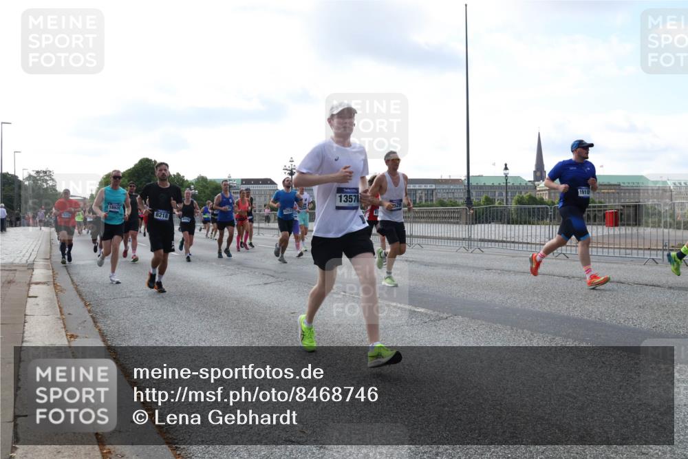 29.06.2025 - hella hamburg halbmarathon Lena Gebhardt http://msf.ph/oto/8468746 29.06.2025 09:55:24 Lombardsbrücke 15733, 8218, 13570, 81, 1910, 1120, 1151, 1200, 1683, 1696, 1706, 1884, 1976, 2207, 2274, 2284, 2287, 2411, 2706, 2708, 2718, 2816, 3087, 3213, 3258, 3399, 3435, 3747, 3985, 4088, 4093, 4121, 4189, 4847, 4890, 4938, 5102, 5399, 5421, 5459, 5638, 5705, 5708, 5915, 6009, 6027, 6054, 6158, 6389, 6421, 6532, 6662, 6691, 6836, 6923, 6938, 6991, 7052, 7312, 7659, 8371, 8437, 8487, 8693, 8889, 9031, 9093, 9159, 9476, 9869, 9931, 11333 meine-sportfotos.de