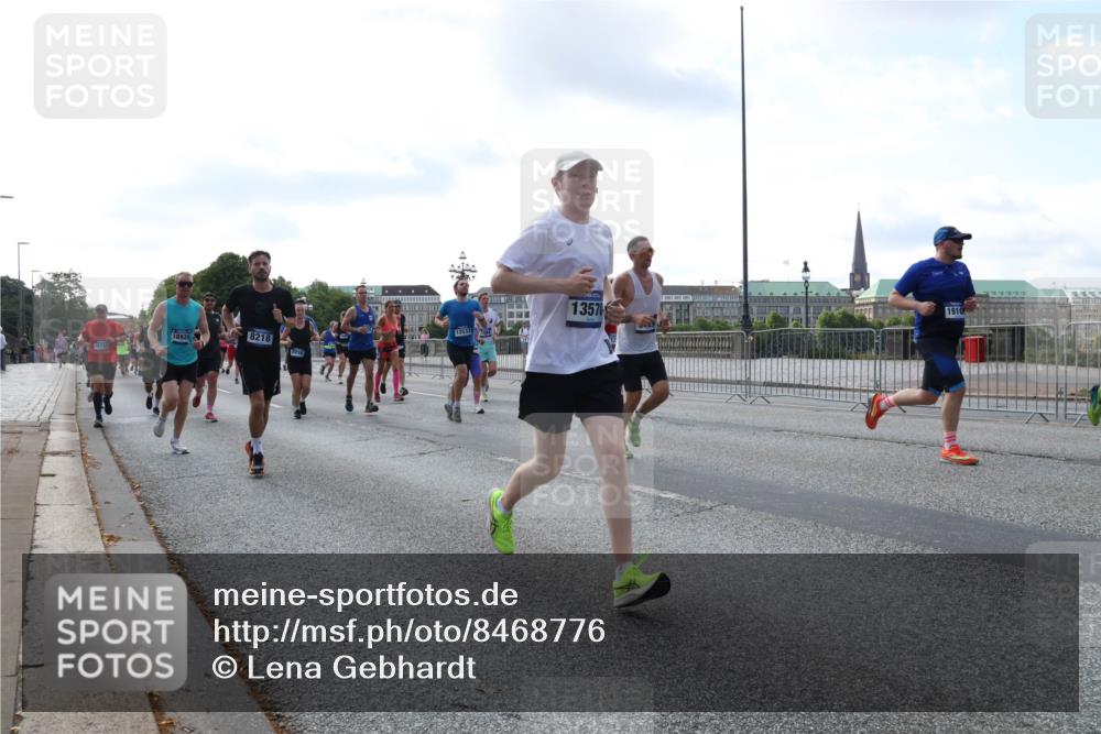 29.06.2025 - hella hamburg halbmarathon Lena Gebhardt http://msf.ph/oto/8468776 29.06.2025 09:55:24 Lombardsbrücke 8218, 15733, 12533, 1357, 1910, 1120, 1151, 1200, 1683, 1696, 1706, 1884, 1976, 2207, 2274, 2284, 2287, 2411, 2706, 2708, 2718, 2816, 3087, 3213, 3258, 3399, 3435, 3747, 3985, 4088, 4093, 4121, 4189, 4847, 4890, 4938, 5102, 5399, 5421, 5459, 5638, 5705, 5708, 5915, 6009, 6027, 6054, 6158, 6389, 6421, 6532, 6662, 6691, 6836, 6923, 6938, 6991, 7052, 7312, 7659, 8371, 8437, 8487, 8693, 8889, 9031, 9093, 9159, 9476, 9869, 9931, 11333 meine-sportfotos.de
