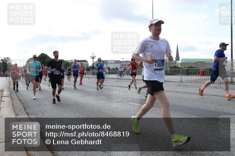 29.06.2025 - hella hamburg halbmarathon Lena Gebhardt http://msf.ph/oto/8468819 29.06.2025 09:55:25 Lombardsbrücke 18925, 8218, 8720, 8139, 13570, 1910, 1120, 1151, 1200, 1630, 1683, 1696, 1706, 1884, 1976, 2207, 2274, 2284, 2287, 2411, 2706, 2708, 2718, 2816, 3087, 3213, 3258, 3399, 3435, 3654, 3747, 3985, 4088, 4093, 4121, 4189, 4345, 4847, 4890, 4938, 5102, 5399, 5421, 5459, 5638, 5705, 5708, 5915, 6009, 6027, 6054, 6158, 6421, 6532, 6662, 6691, 6836, 6923, 6938, 6991, 7052, 7269, 7312, 7659, 8371, 8437, 8487, 8693, 8889, 9031, 9159, 9476, 9869, 9931, 11333 meine-sportfotos.de