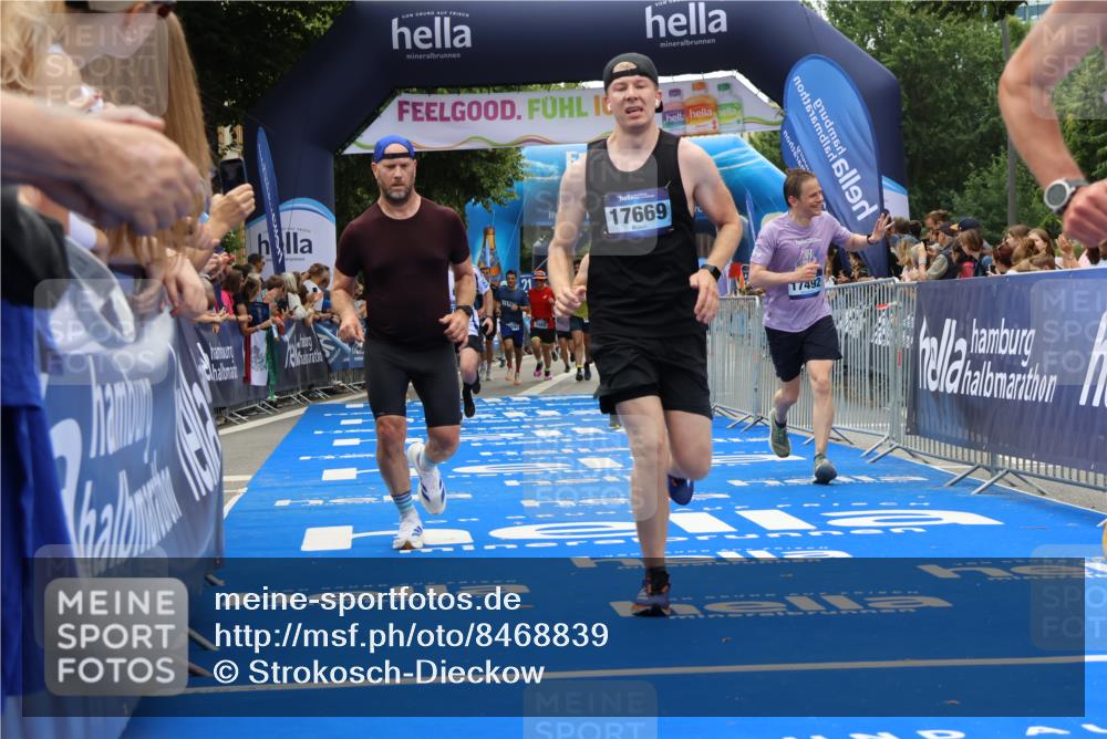29.06.2025 - hella hamburg halbmarathon Strokosch-Dieckow http://msf.ph/oto/8468839 29.06.2025 10:46:48 Ziel 3976, 4091, 6630, 11858, 13940, 14385, 14541, 15900, 16175, 17172, 17353, 17492, 17669, 17743, 17865, 17892, 19105, 19128 meine-sportfotos.de