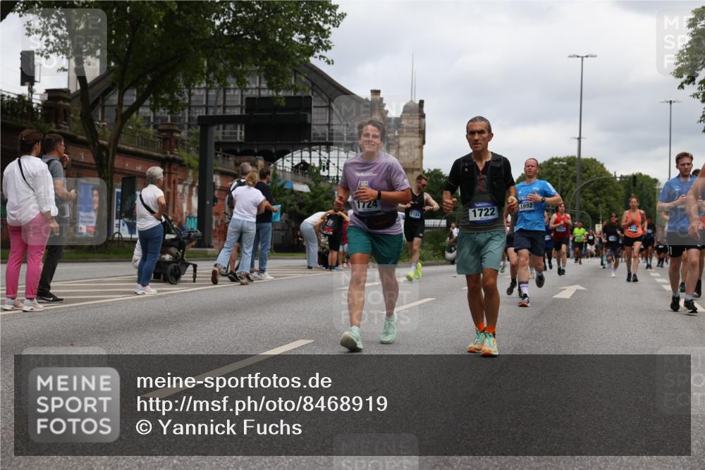 29.06.2025 - hella hamburg halbmarathon Yannick Fuchs http://msf.ph/oto/8468919 29.06.2025 10:57:31 20KM 1184, 1316, 1722, 1724, 1940, 1992, 2424, 3360, 4370, 5305, 5384, 5734, 6631, 7243, 7290, 7333, 8469, 8822, 9124, 9439, 9681, 10128, 10705, 10766, 10866, 11527, 11657, 11771, 12315, 12316, 12513, 12662, 13171, 13528, 13551, 14135, 14313, 14493, 15137, 15516, 15550, 15897, 16426, 16478, 16639, 16872, 17071, 17437, 17757, 17894, 18028, 18122, 18355 meine-sportfotos.de