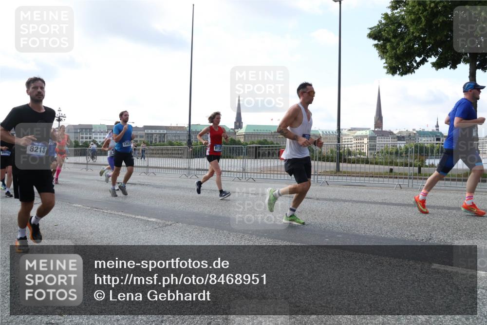 29.06.2025 - hella hamburg halbmarathon Lena Gebhardt http://msf.ph/oto/8468951 29.06.2025 09:55:25 Lombardsbrücke 8899, 8218, 12533, 1120, 1151, 1200, 1630, 1683, 1696, 1706, 1884, 1976, 2207, 2274, 2284, 2287, 2411, 2706, 2708, 2718, 2816, 3087, 3213, 3258, 3399, 3435, 3654, 3747, 3985, 4088, 4093, 4121, 4189, 4345, 4847, 4890, 4938, 5102, 5399, 5421, 5459, 5638, 5705, 5708, 5915, 6009, 6027, 6054, 6158, 6421, 6532, 6662, 6691, 6836, 6923, 6938, 6991, 7052, 7269, 7312, 7659, 8371, 8437, 8487, 8693, 8889, 9031, 9159, 9476, 9869, 9931, 11333 meine-sportfotos.de