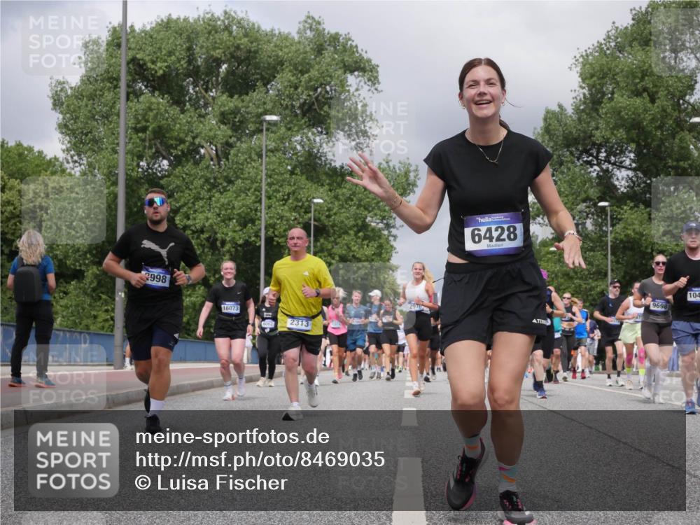 29.06.2025 - hella hamburg halbmarathon Luisa Fischer http://msf.ph/oto/8469035 29.06.2025 10:43:10 Kennedybrücke 998, 16073, 2313, 2975, 6428, 104, 9698, 1760, 2313, 2976, 3882, 3884, 4173, 4752, 6427, 7045, 7524, 8612, 8865, 8866, 9698, 9777, 10441, 10512, 10626, 10818 meine-sportfotos.de