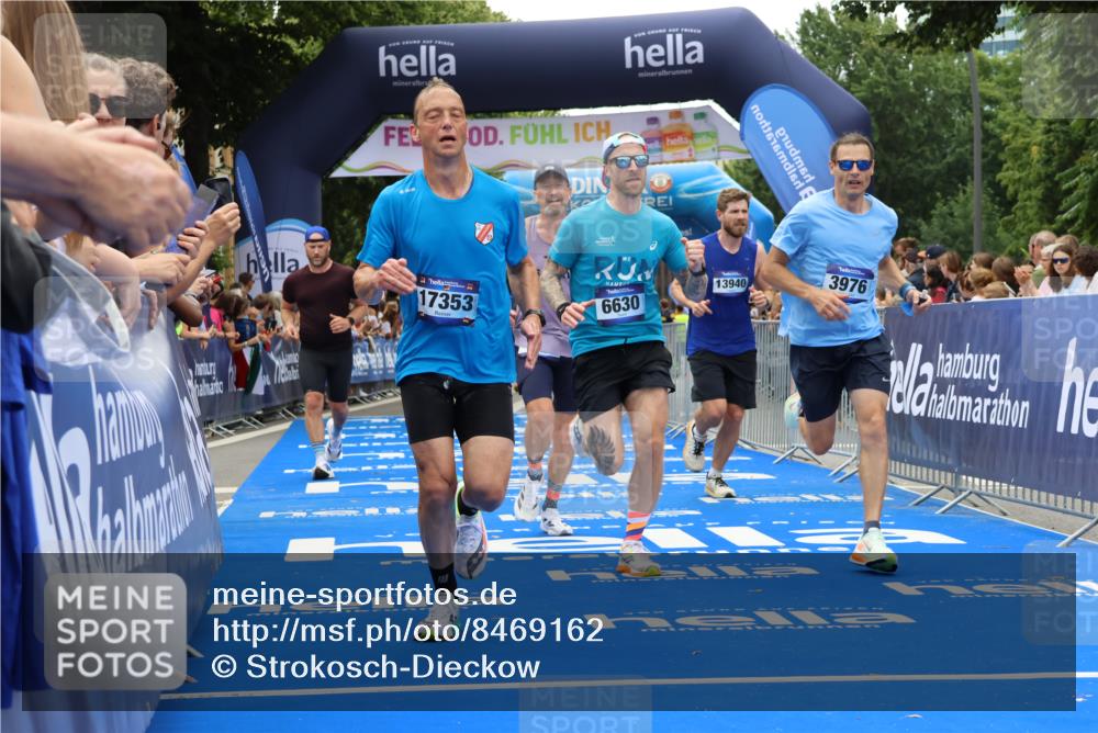 29.06.2025 - hella hamburg halbmarathon Strokosch-Dieckow http://msf.ph/oto/8469162 29.06.2025 10:46:46 Ziel 1942, 3976, 4091, 6630, 11858, 13940, 14541, 15900, 16175, 17172, 17353, 17492, 17669, 17743, 17865, 17892, 19105, 19128 meine-sportfotos.de
