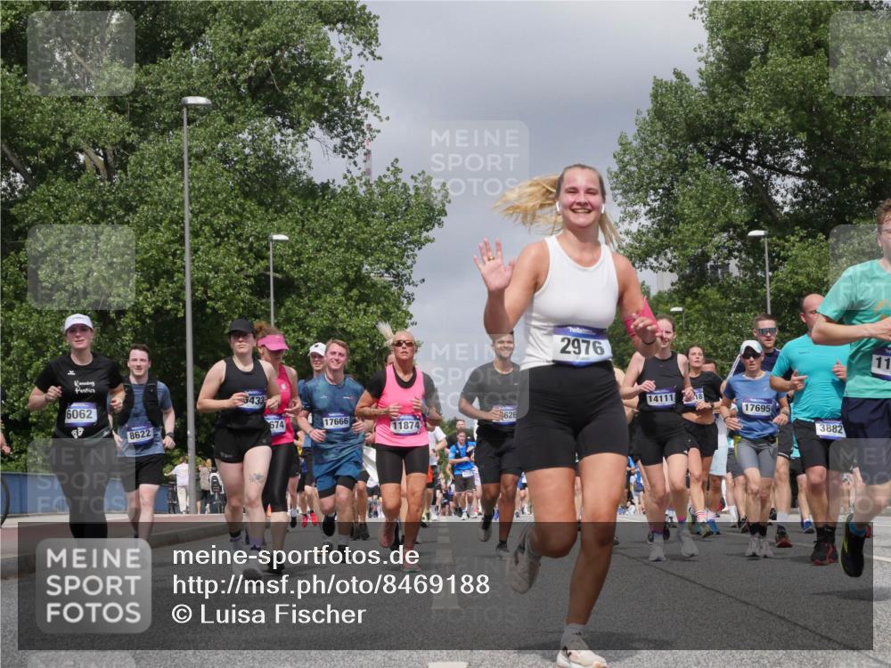 29.06.2025 - hella hamburg halbmarathon Luisa Fischer http://msf.ph/oto/8469188 29.06.2025 10:43:13 Kennedybrücke 5433, 6062, 626, 674, 17666, 8622, 11874, 2976, 14111, 18, 17695, 3882, 11, 2313, 2976, 3237, 3515, 3882, 3883, 3884, 4173, 4752, 7045, 7455, 7456, 7524, 8612, 8865, 8866, 9698, 9747, 10441, 10626, 10818 meine-sportfotos.de