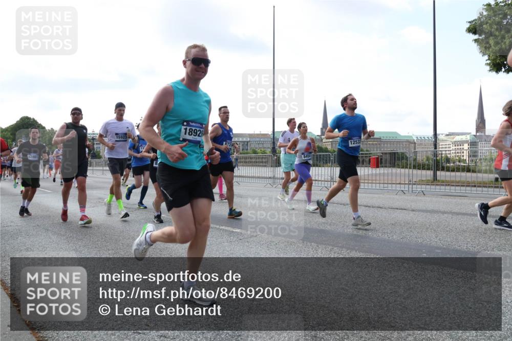 29.06.2025 - hella hamburg halbmarathon Lena Gebhardt http://msf.ph/oto/8469200 29.06.2025 09:55:26 Lombardsbrücke 12891, 15923, 1892, 19, 872, 8454, 12533, 1120, 1151, 1200, 1630, 1683, 1696, 1706, 1884, 1976, 2207, 2274, 2284, 2287, 2411, 2706, 2708, 2718, 2816, 3087, 3213, 3258, 3399, 3435, 3654, 3747, 3985, 4088, 4093, 4121, 4189, 4345, 4847, 4890, 4938, 5102, 5399, 5421, 5459, 5638, 5705, 5708, 5915, 6009, 6027, 6054, 6158, 6421, 6532, 6662, 6691, 6836, 6923, 6938, 6991, 7052, 7269, 7312, 7659, 8371, 8437, 8487, 8693, 8889, 9031, 9159, 9476, 9869, 9931, 11333 meine-sportfotos.de