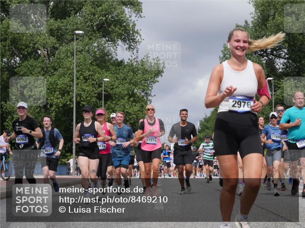 29.06.2025 - hella hamburg halbmarathon Luisa Fischer http://msf.ph/oto/8469210 29.06.2025 10:43:14 Kennedybrücke 6062, 8622, 154, 17666, 11874, 4674, 1062, 18213, 2976, 17695, 865, 388, 2313, 2976, 3237, 3515, 3882, 3883, 3884, 4173, 4752, 5229, 5877, 7045, 7455, 7456, 7524, 8612, 8865, 8866, 9698, 9747, 10441, 10626, 10818 meine-sportfotos.de