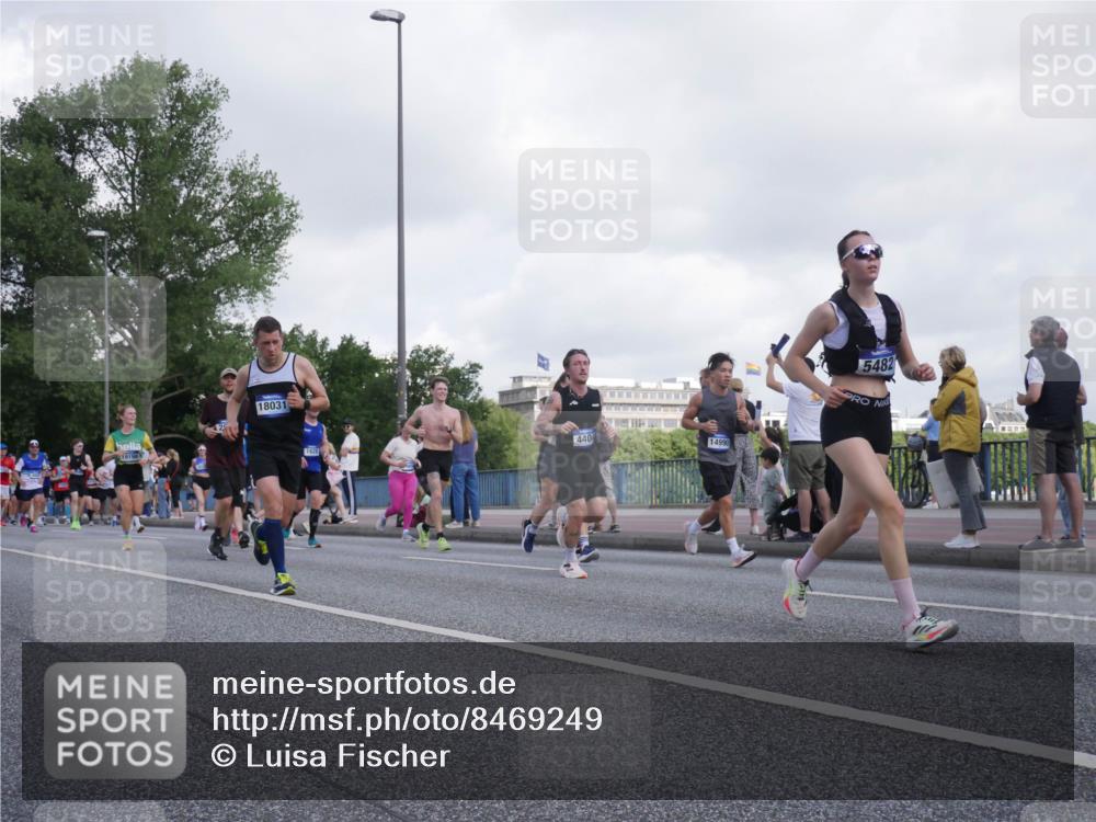 29.06.2025 - hella hamburg halbmarathon Luisa Fischer http://msf.ph/oto/8469249 29.06.2025 09:59:21 Kennedybrücke 19198, 18031, 1623, 4404, 14990, 5482, 1628, 1877, 2013, 2083, 2996, 3256, 4065, 4377, 4404, 4635, 5482, 6286, 7383, 7475, 8261, 8335, 8921, 9537, 9597, 9638, 10508 meine-sportfotos.de